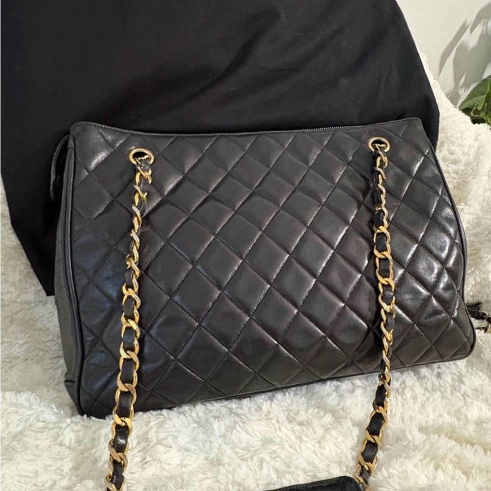 CHANEL Black Quilted Shoulder Bag with Gold Chain Detail
